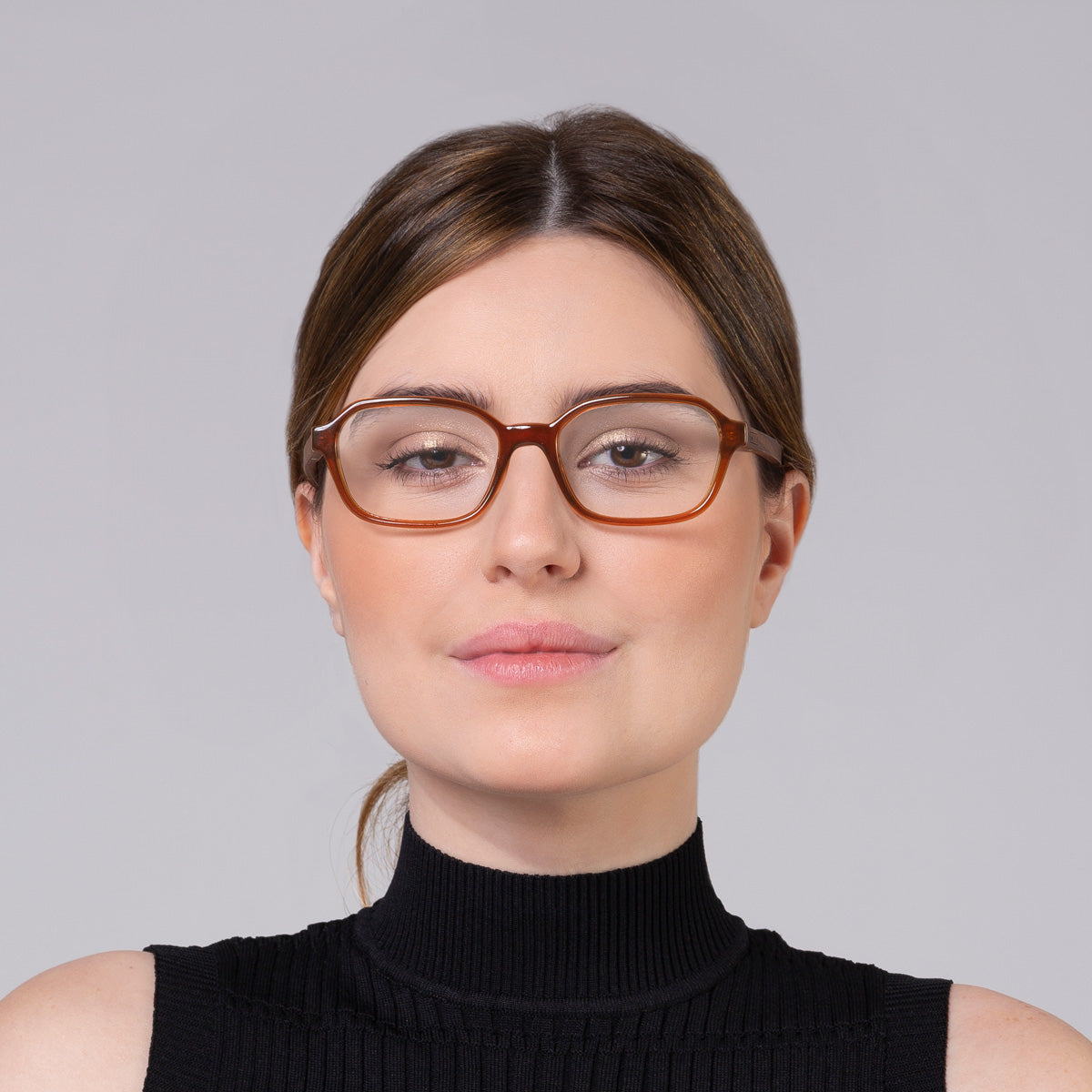 Armação Lee Camel em modelo com rosto grande.