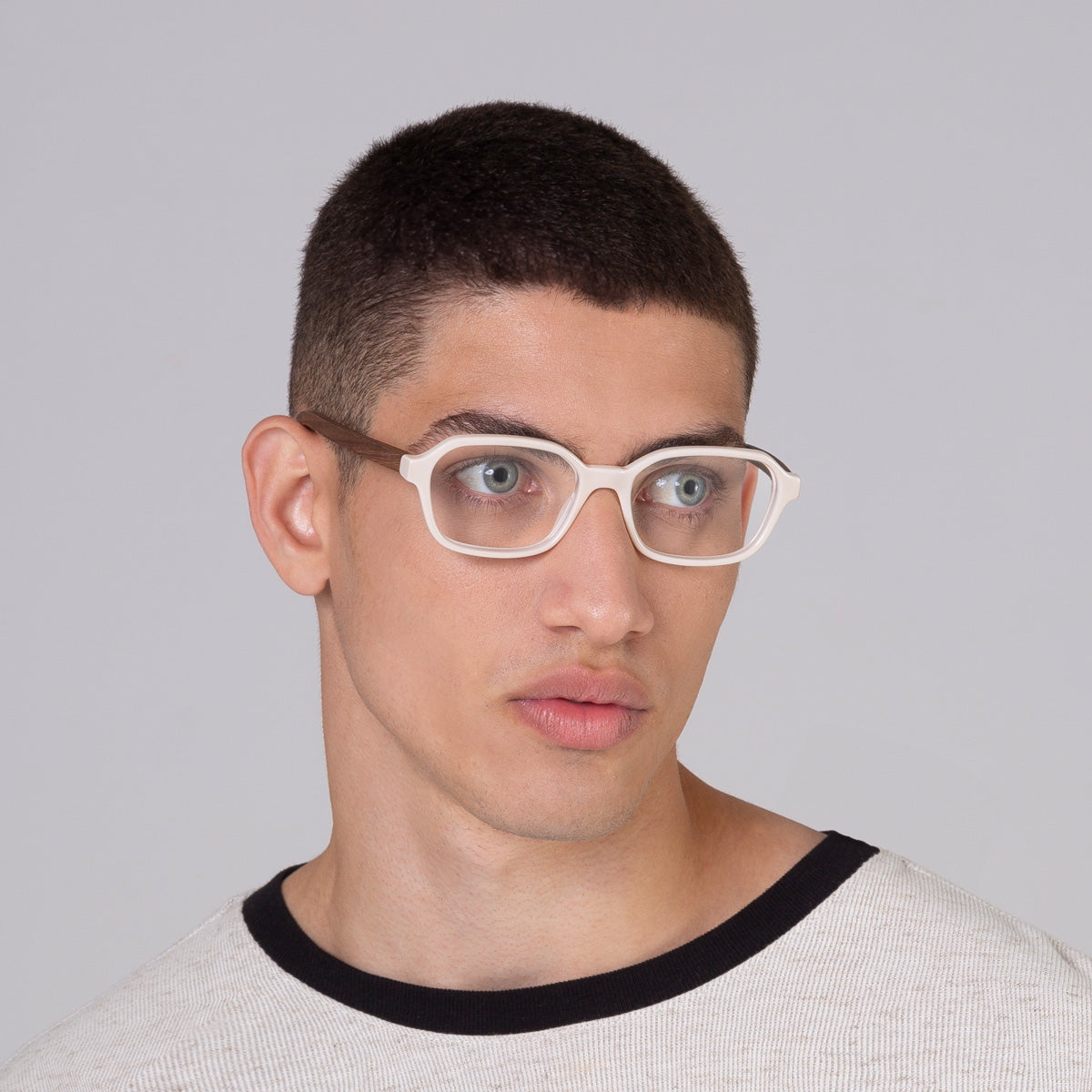 Armação Lee Off White em modelo com rosto médio.