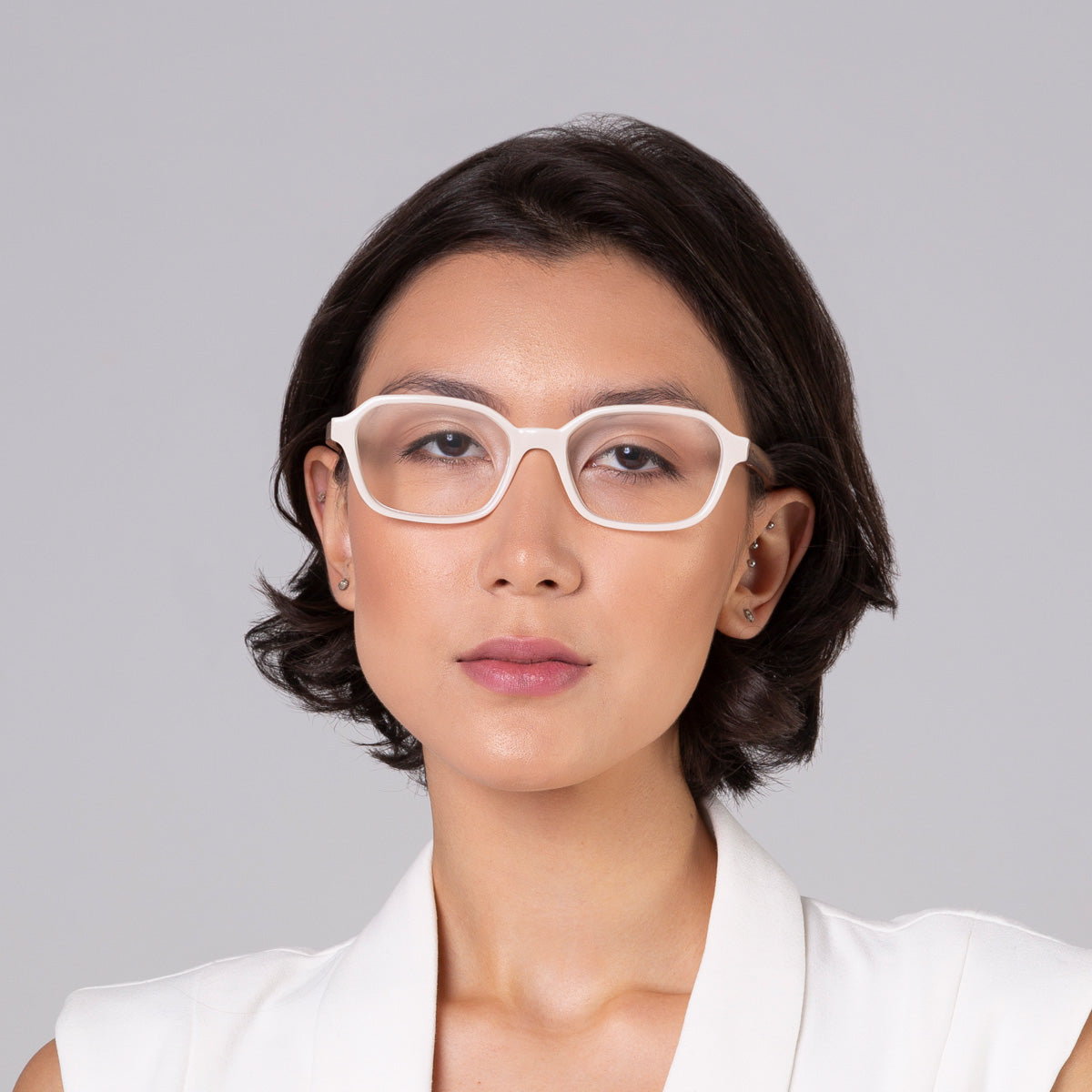 Armação Lee Off White em modelo com rosto médio.