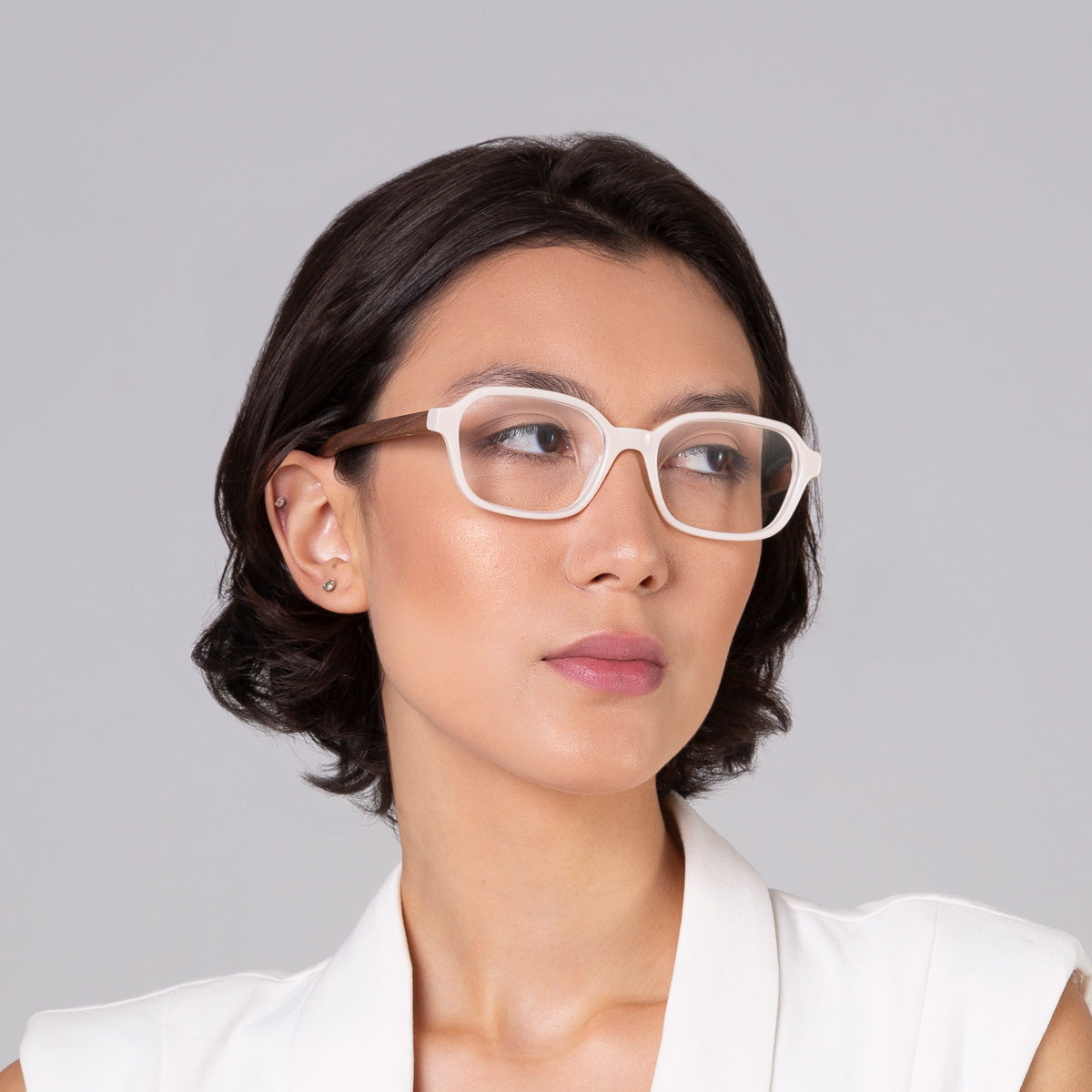 Armação Lee Off White em modelo com rosto médio.