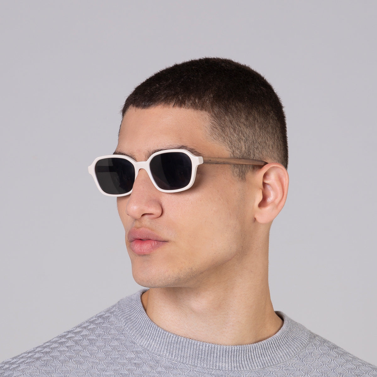 Óculos Lee Off White em modelo com rosto médio.