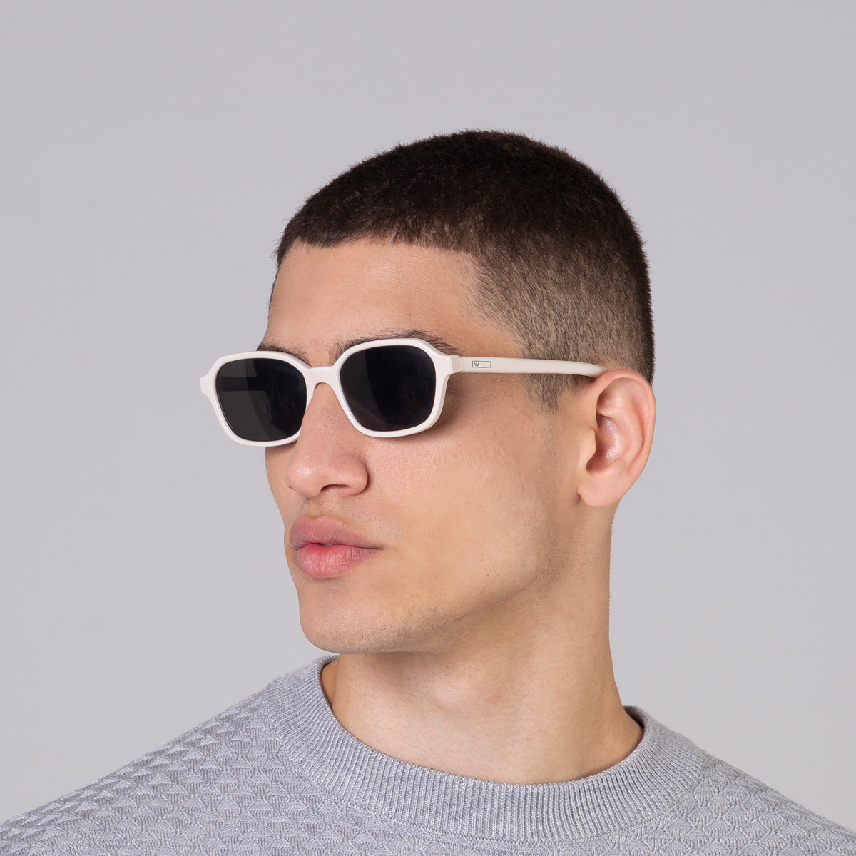 Óculos Lee Off White em modelo com rosto médio.