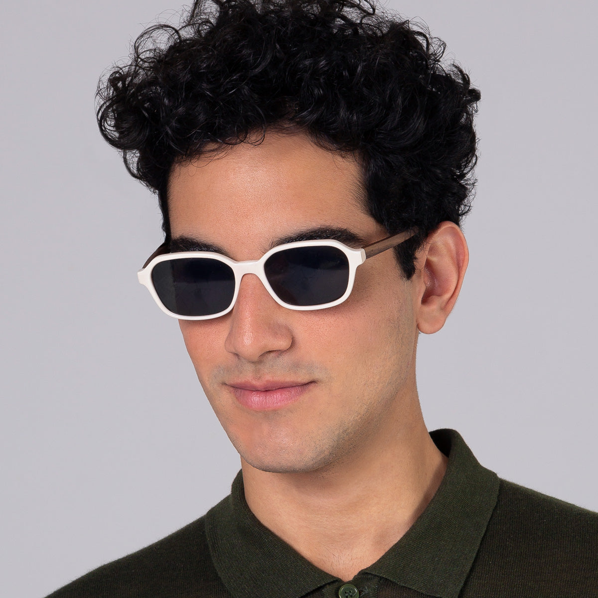 Óculos Lee Off White em modelo com rosto grande.