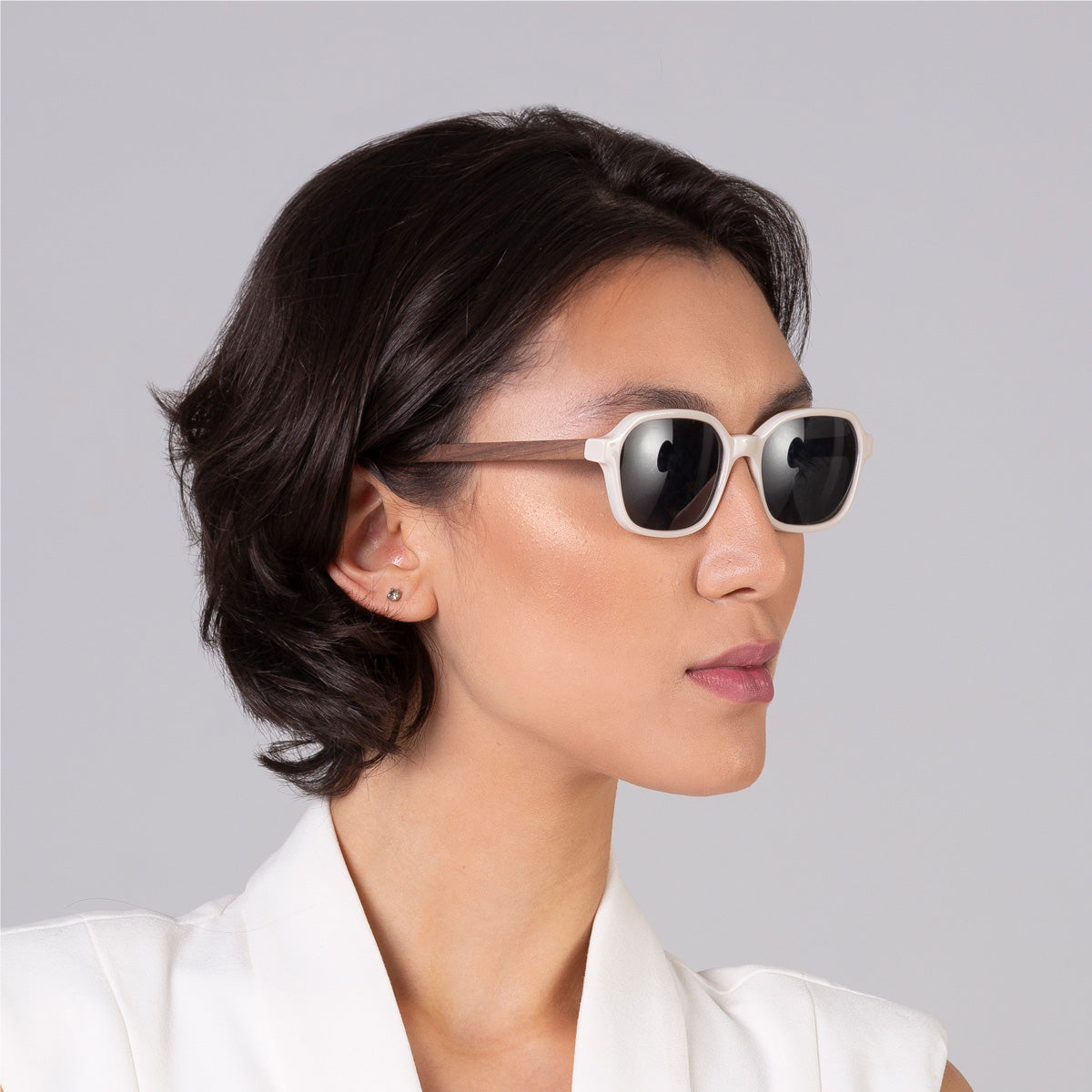 Óculos Lee Off White em modelo com rosto médio.