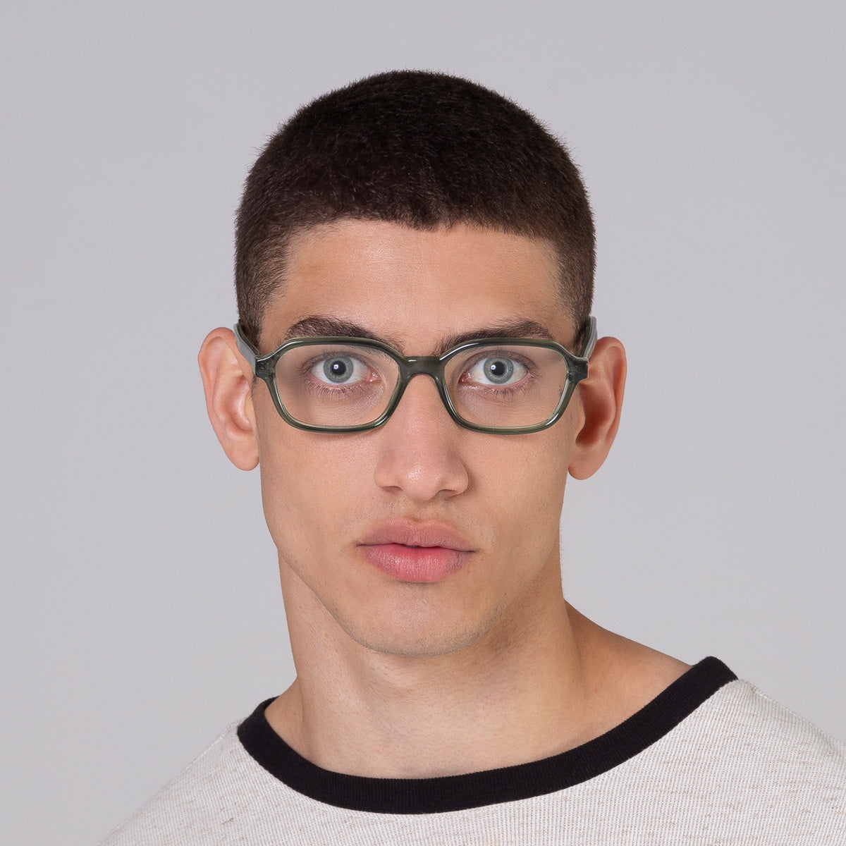 Armação Lee Green em modelo com rosto médio.