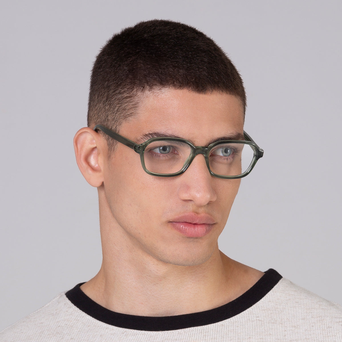 Armação Lee Green em modelo com rosto médio.