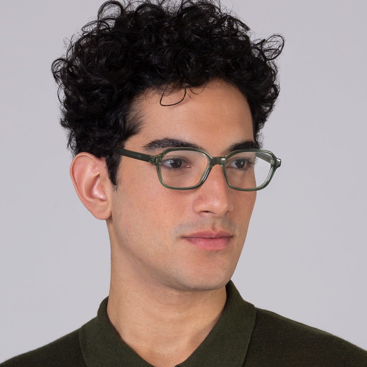 Armação Lee Green em modelo com rosto grande.