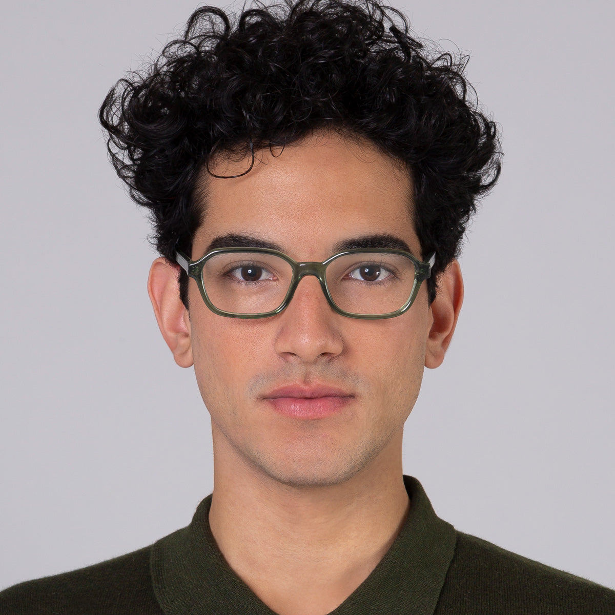 Armação Lee Green em modelo com rosto grande.