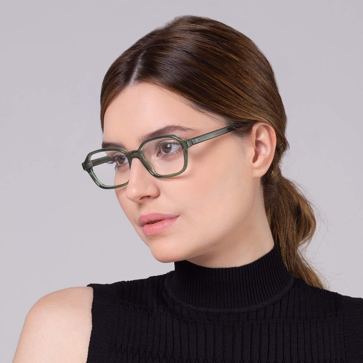 Armação Lee Green em modelo com rosto grande.