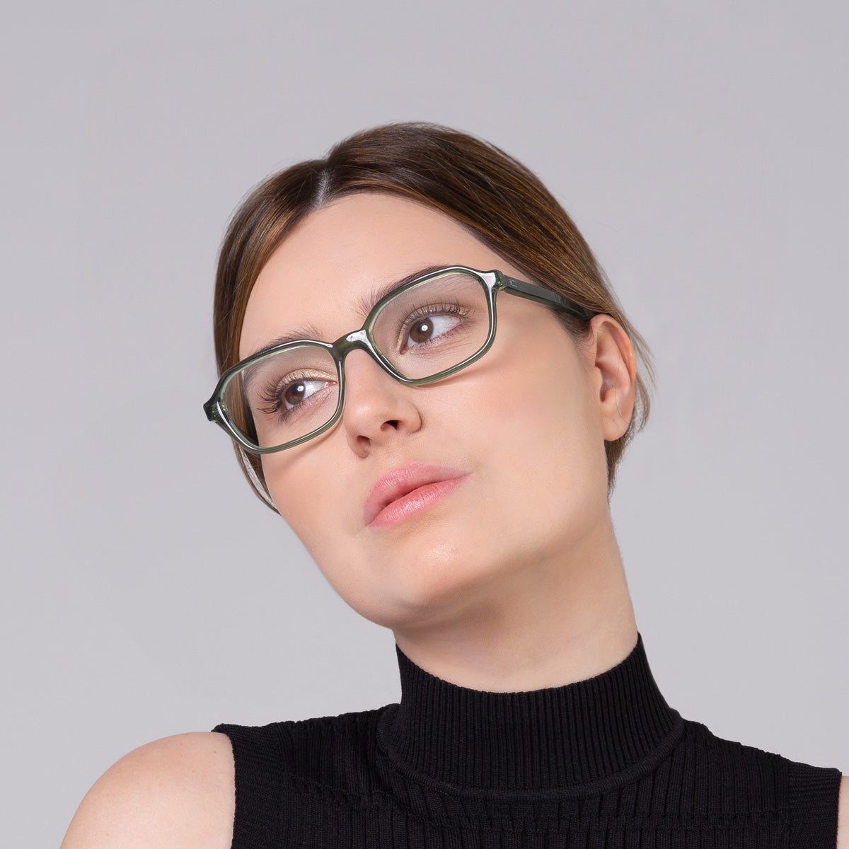 Armação Lee Green em modelo com rosto grande.