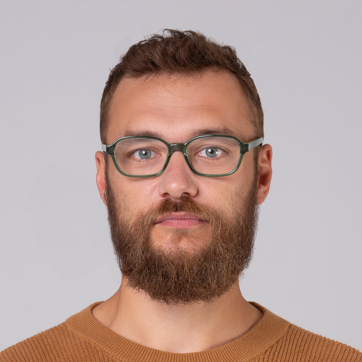 Armação Lee Green em modelo com rosto grande.