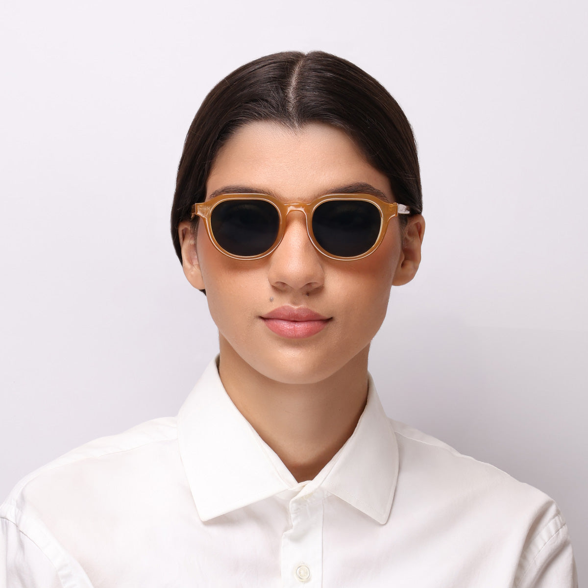 Óculos Davos Amarelo Ochre solar com haste de acetato em modelo com rosto médio.