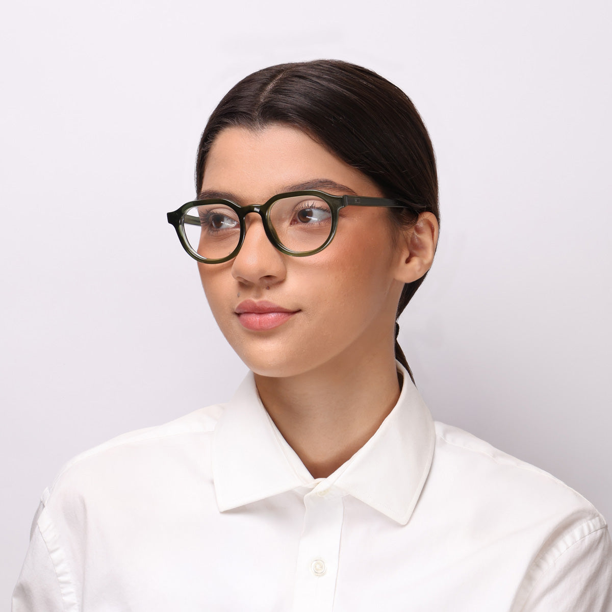 Óculos Davos Green grau com haste de acetato em modelo com rosto médio.