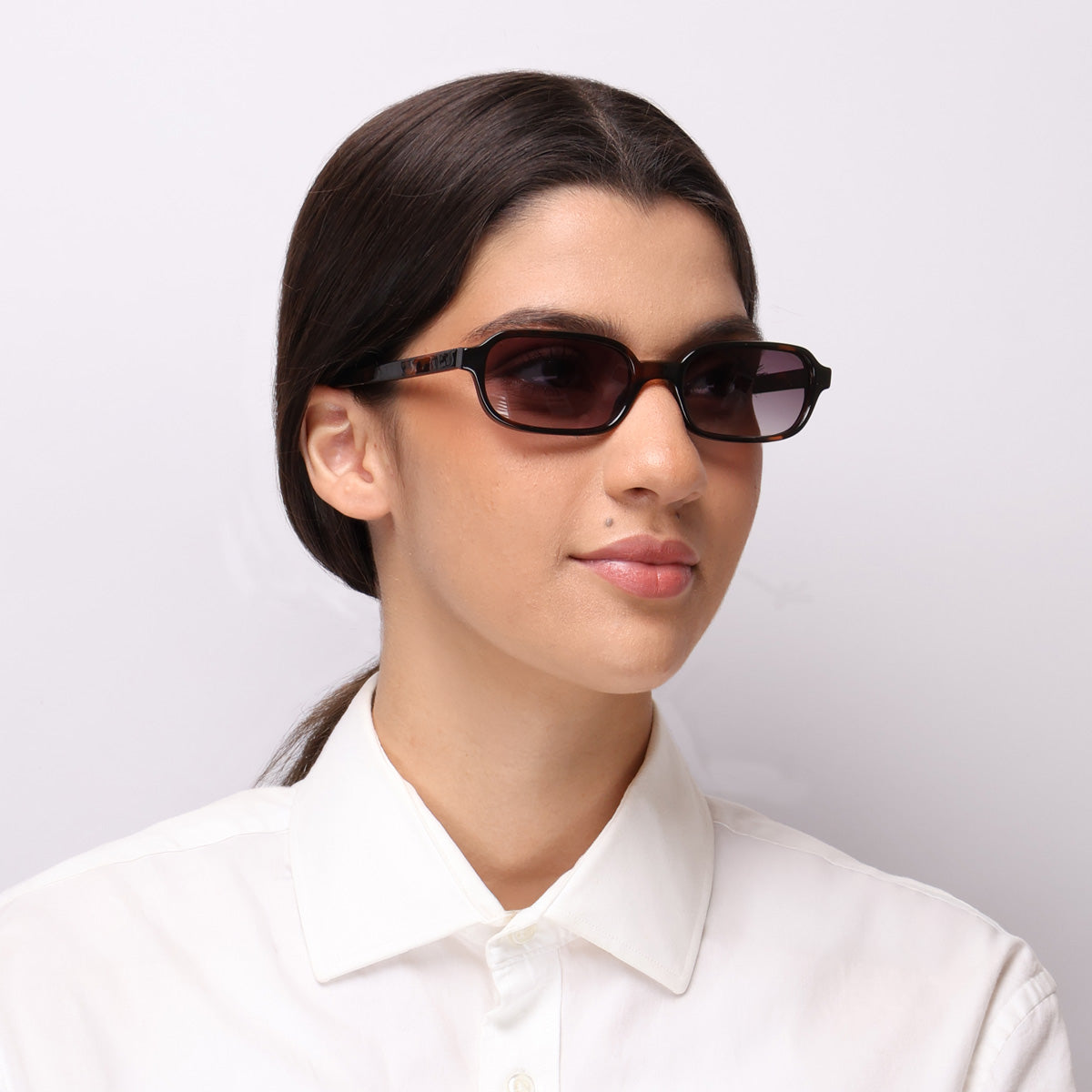 Óculos Keno Tartaruga solar com haste de acetato em modelo com rosto médio.