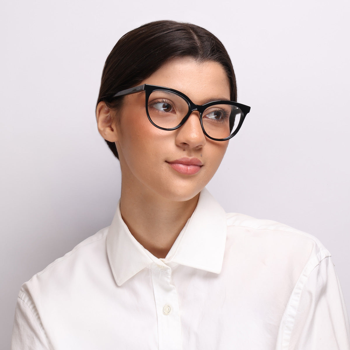 Óculos Ava Black grau com haste de acetato em modelo com rosto médio.