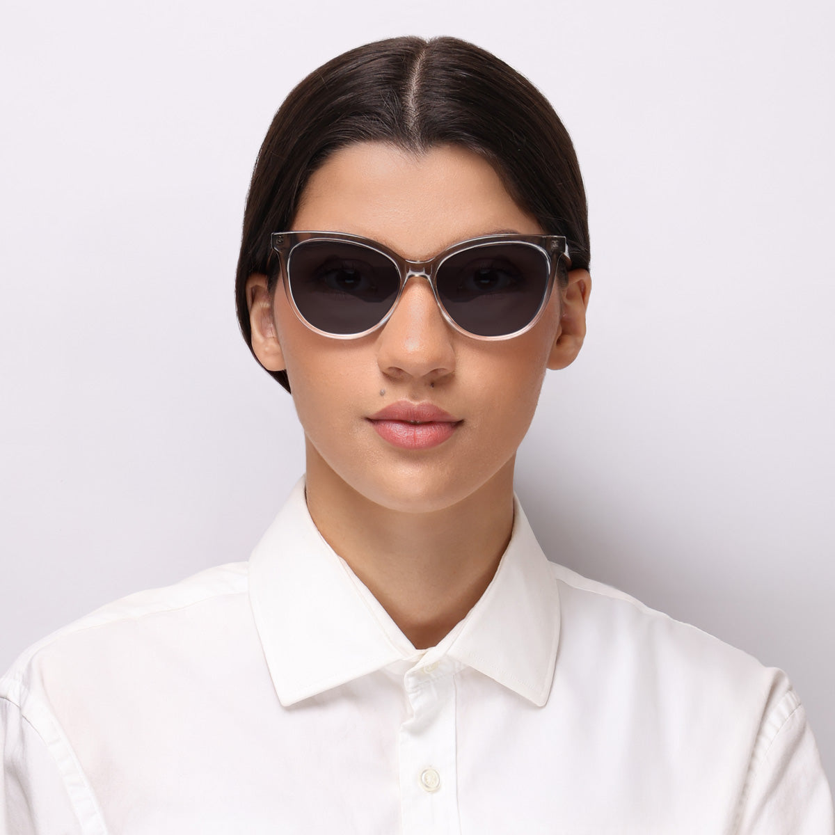 Óculos Ava Grafite Degrade solar com haste de acetato em modelo com rosto médio.