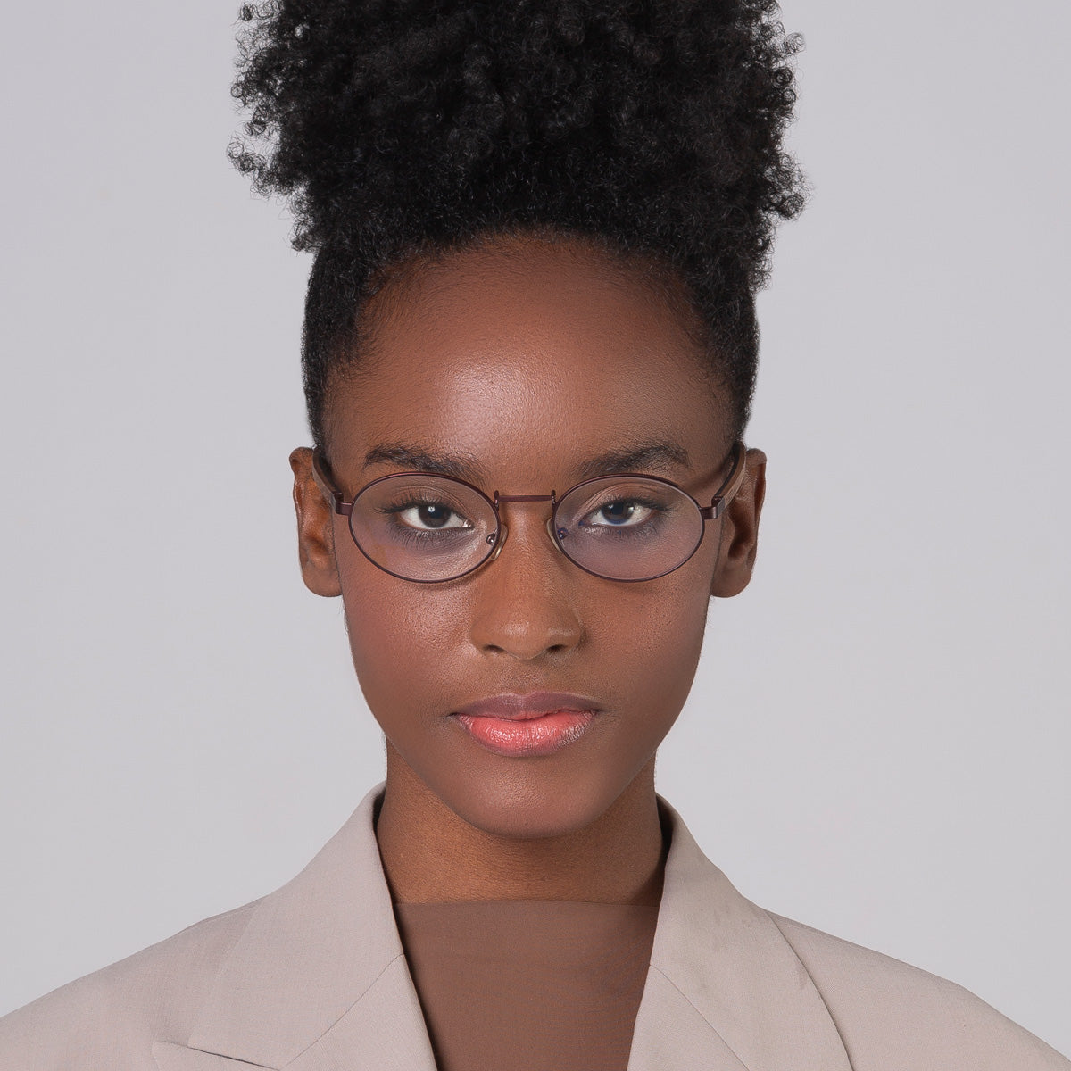 Armação de metal oval vinho em modelo com rosto pequeno.