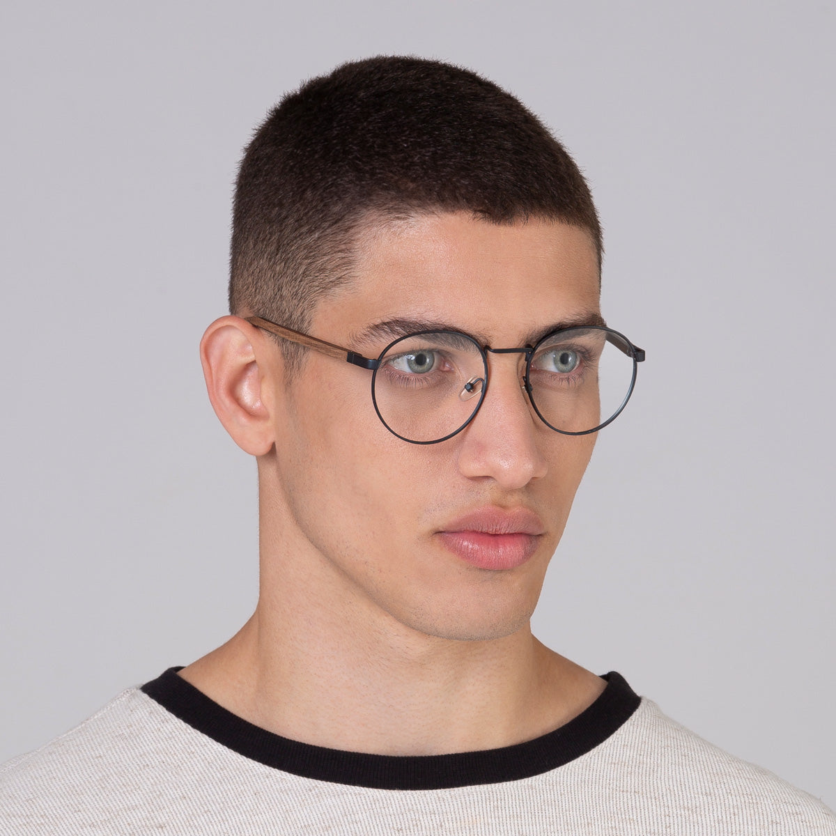 Armação de metal redondo grande azul em modelo com rosto médio.