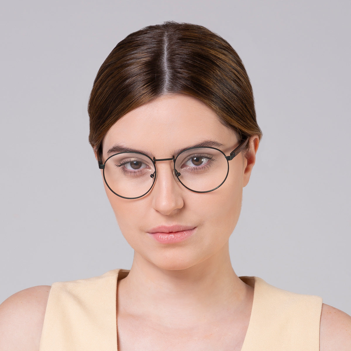 Armação de metal redondo grande verde em modelo com rosto grande.