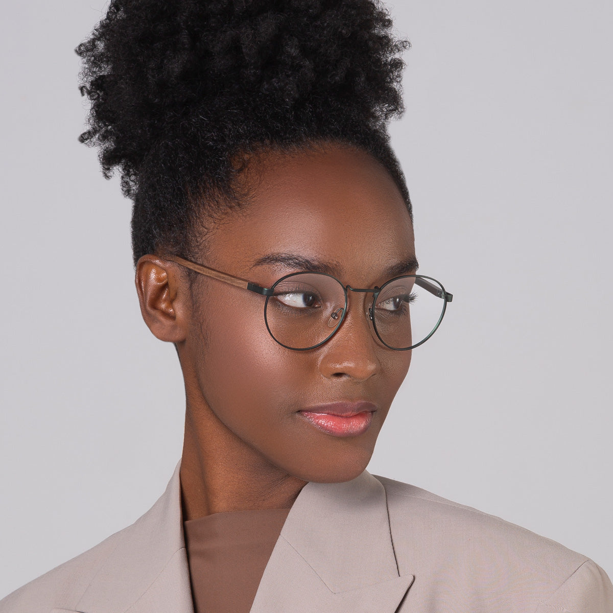 Armação de metal redondo grande verde em modelo com rosto pequeno.