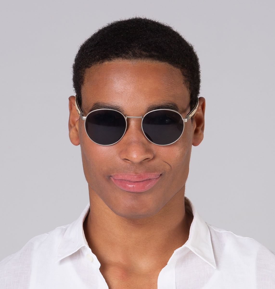 Óculos de metal redondo grande prata em modelo com rosto grande.