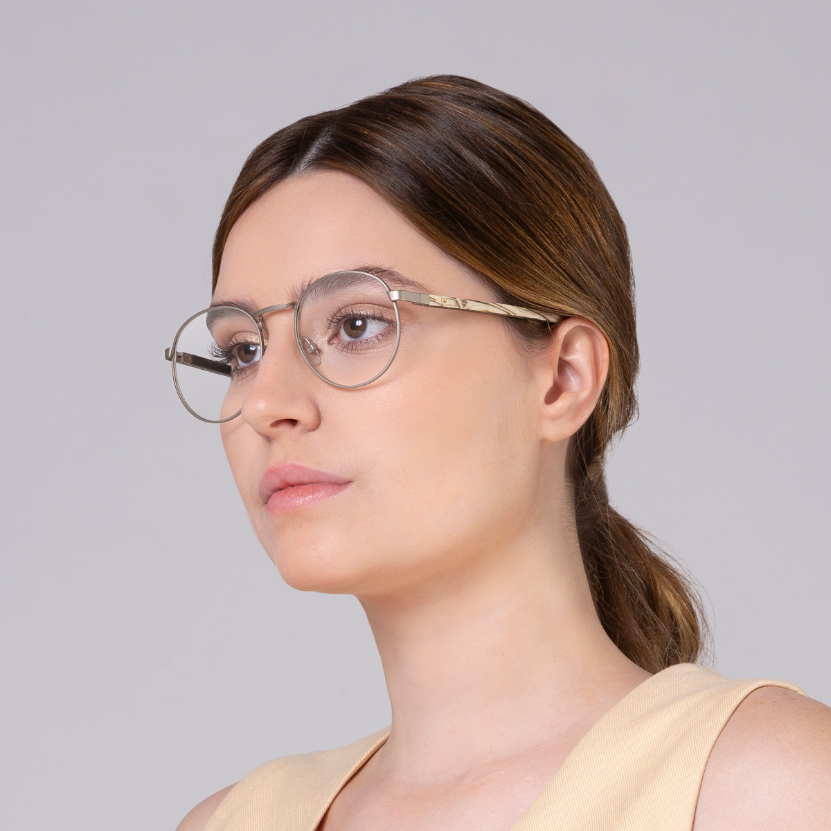 Armação de metal redondo grande prata em modelo com rosto grande.