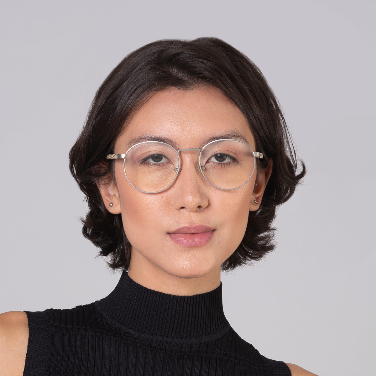 Armação de metal redondo grande prata em modelo com rosto médio.