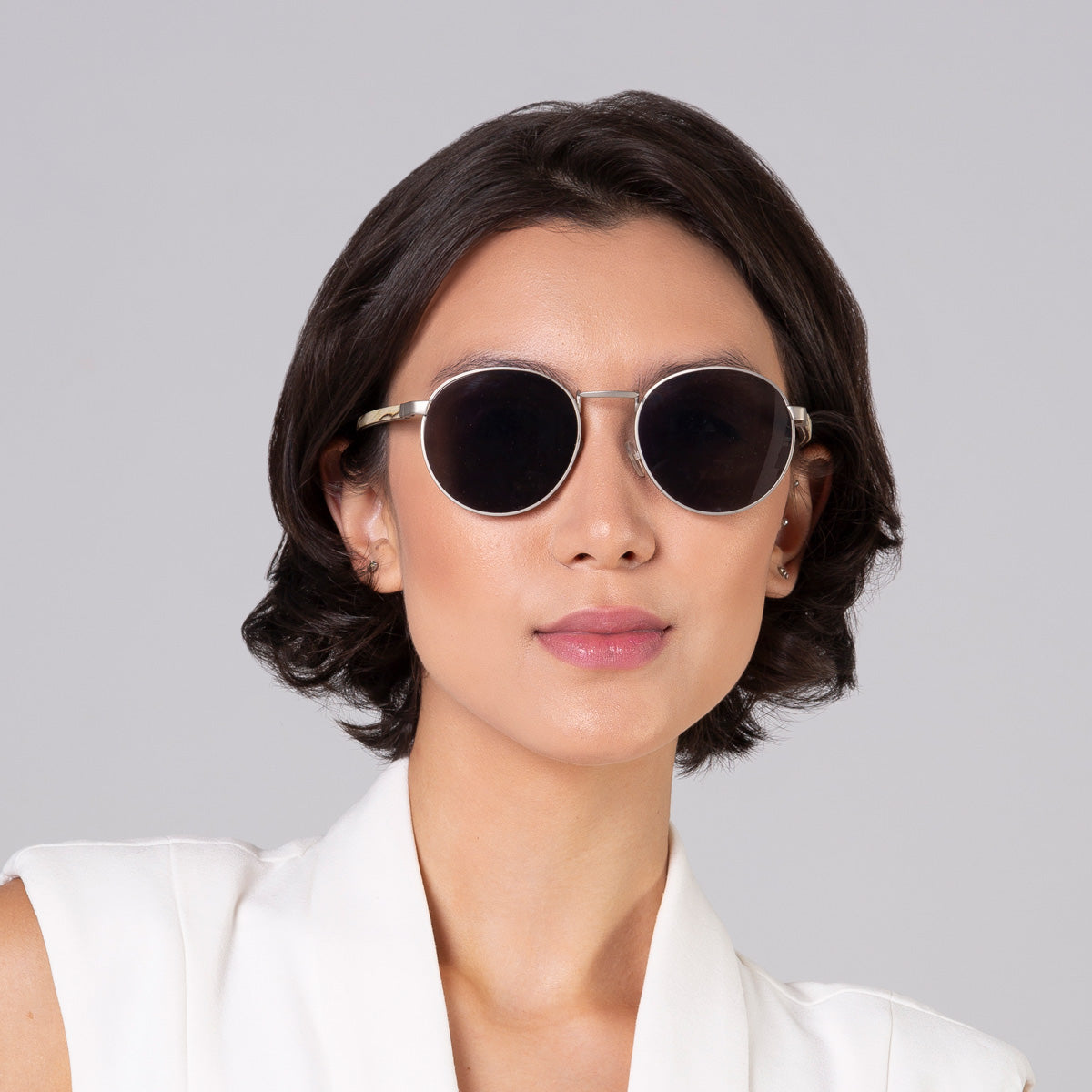 Óculos de metal redondo grande prata em modelo com rosto médio.