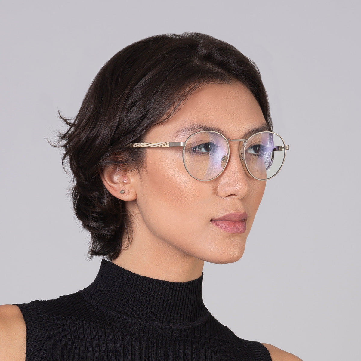 Armação de metal redondo grande prata em modelo com rosto médio.