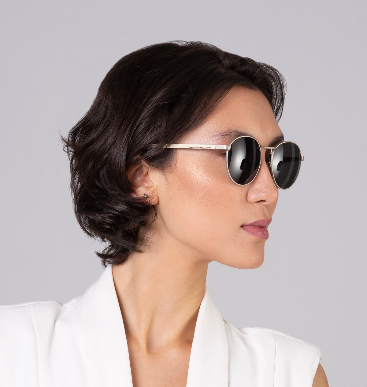 Óculos de metal redondo grande prata em modelo com rosto médio.