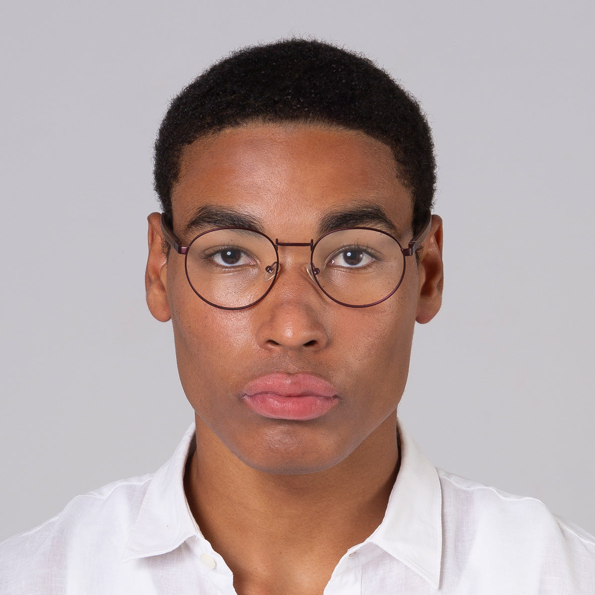 Armação de metal redondo grande vinho em modelo com rosto grande.