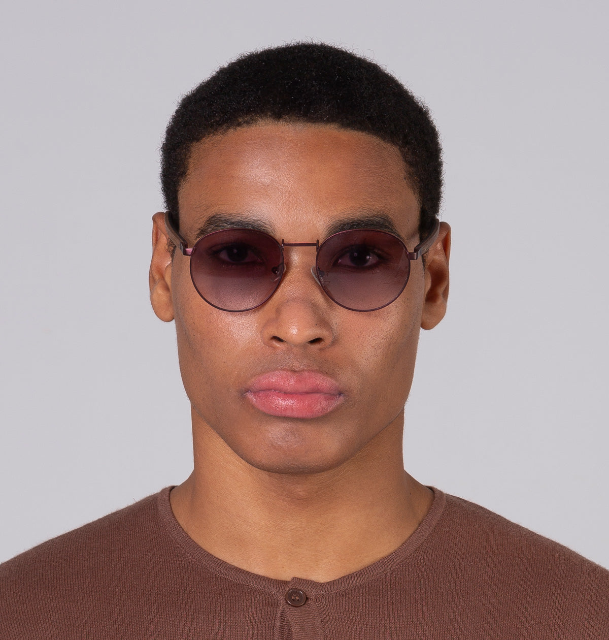 Óculos de metal redondo grande vinho em modelo com rosto grande.