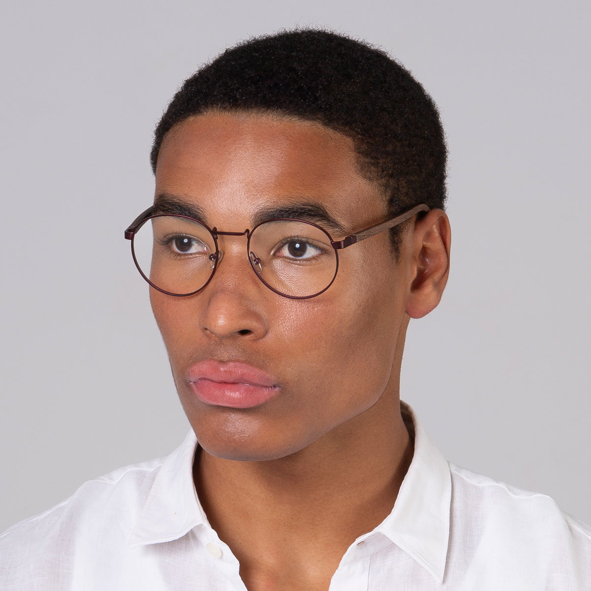 Armação de metal redondo grande vinho em modelo com rosto grande.