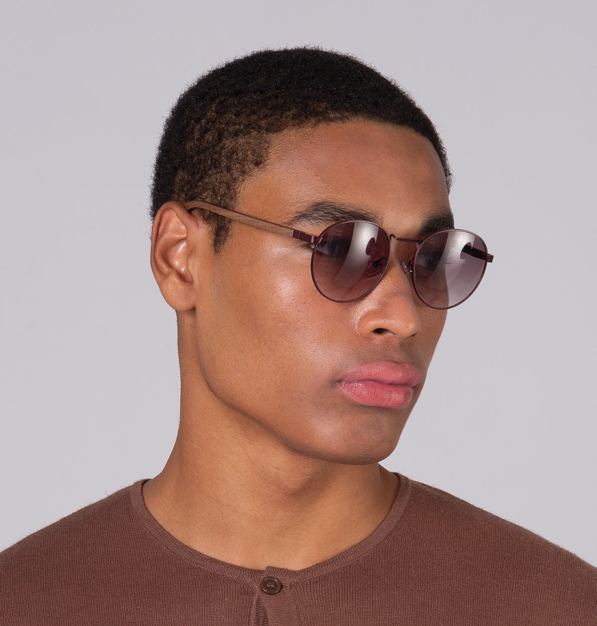 Óculos de metal redondo grande vinho em modelo com rosto grande.