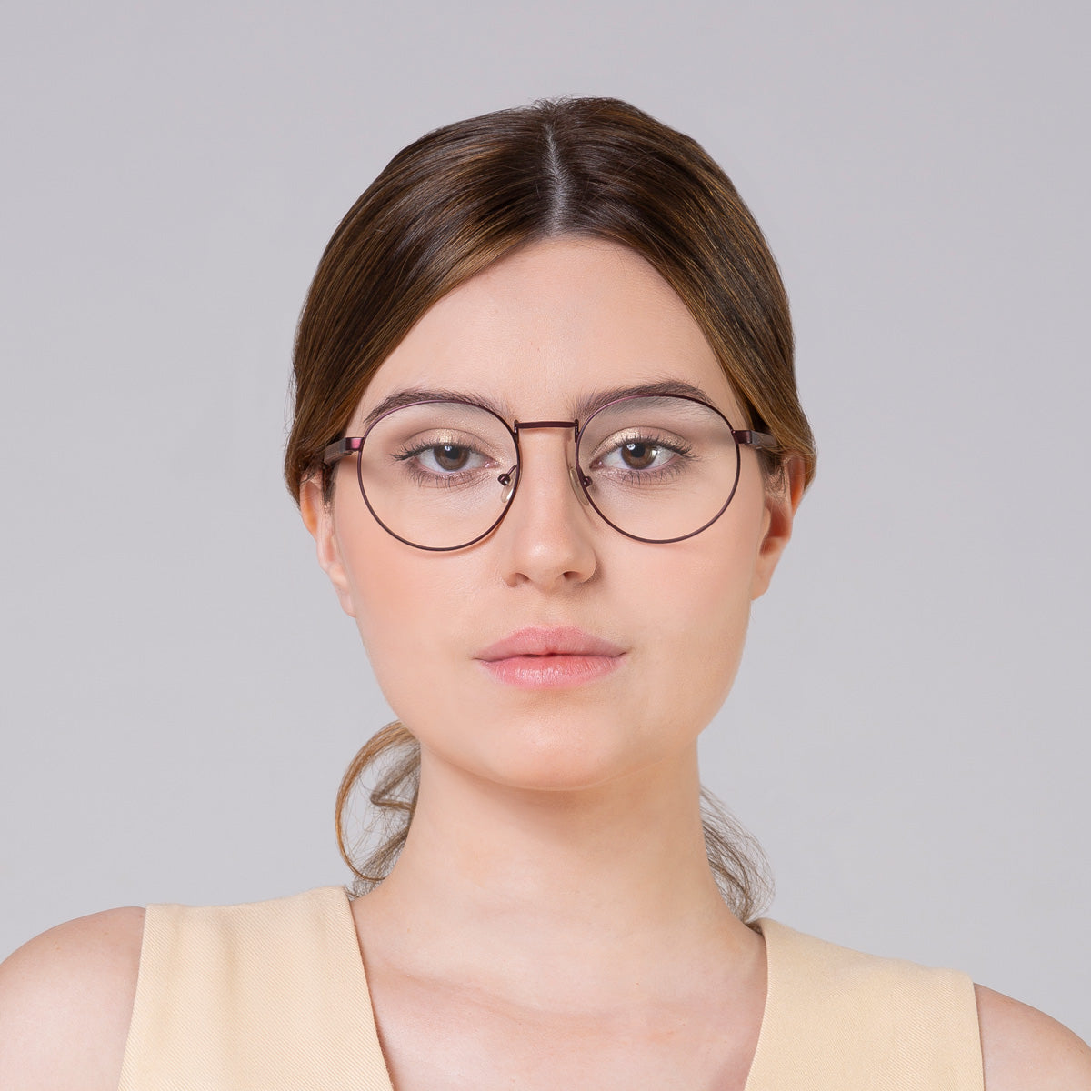 Armação de metal redondo grande vinho em modelo com rosto grande.