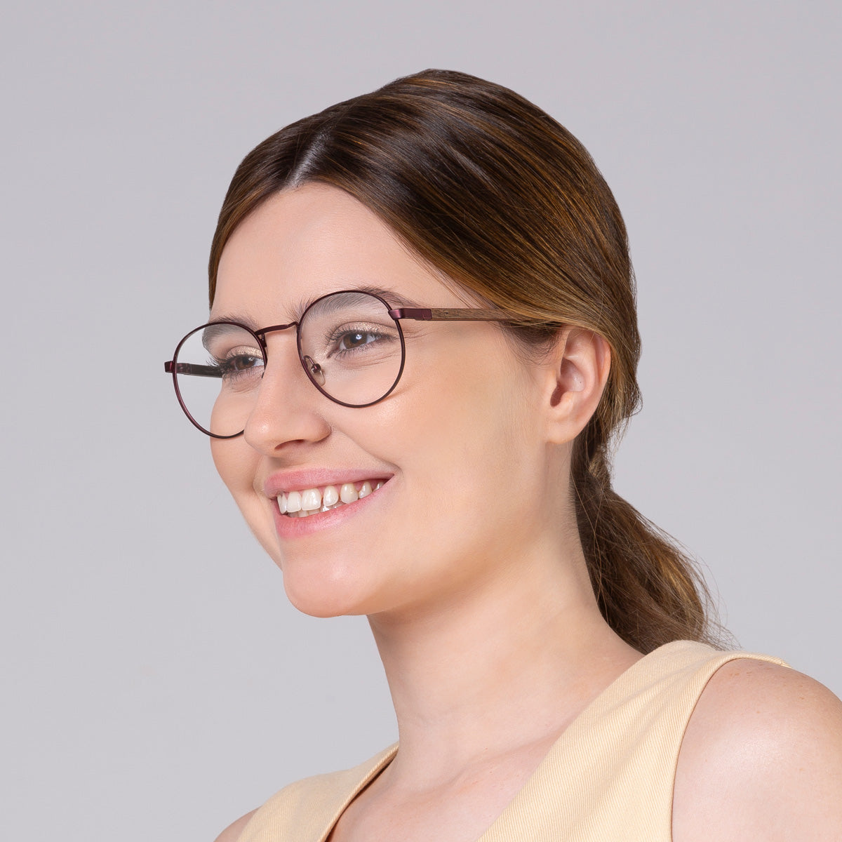 Armação de metal redondo grande vinho em modelo com rosto grande.