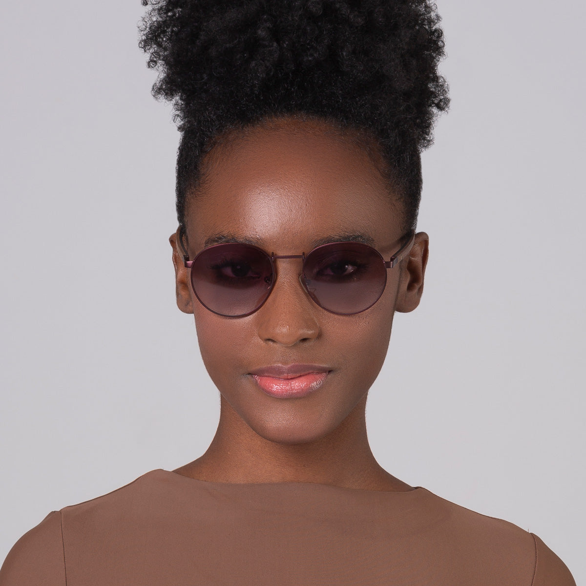 Óculos de metal redondo grande vinho em modelo com rosto pequeno.