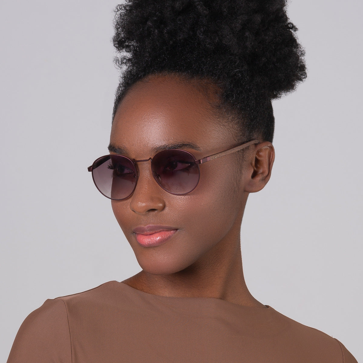 Óculos de metal redondo grande vinho em modelo com rosto pequeno.