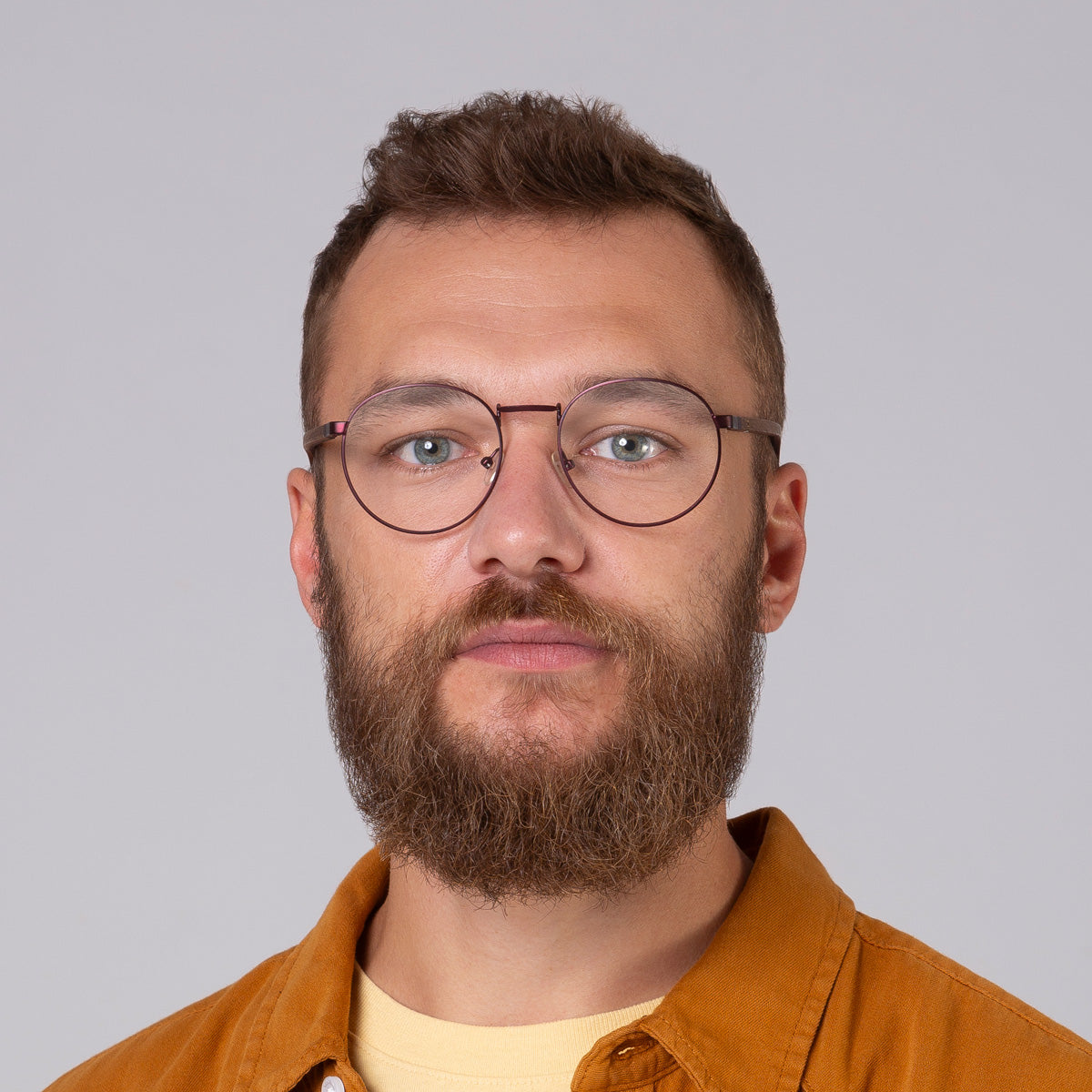 Armação de metal redondo grande vinho em modelo com rosto grande.