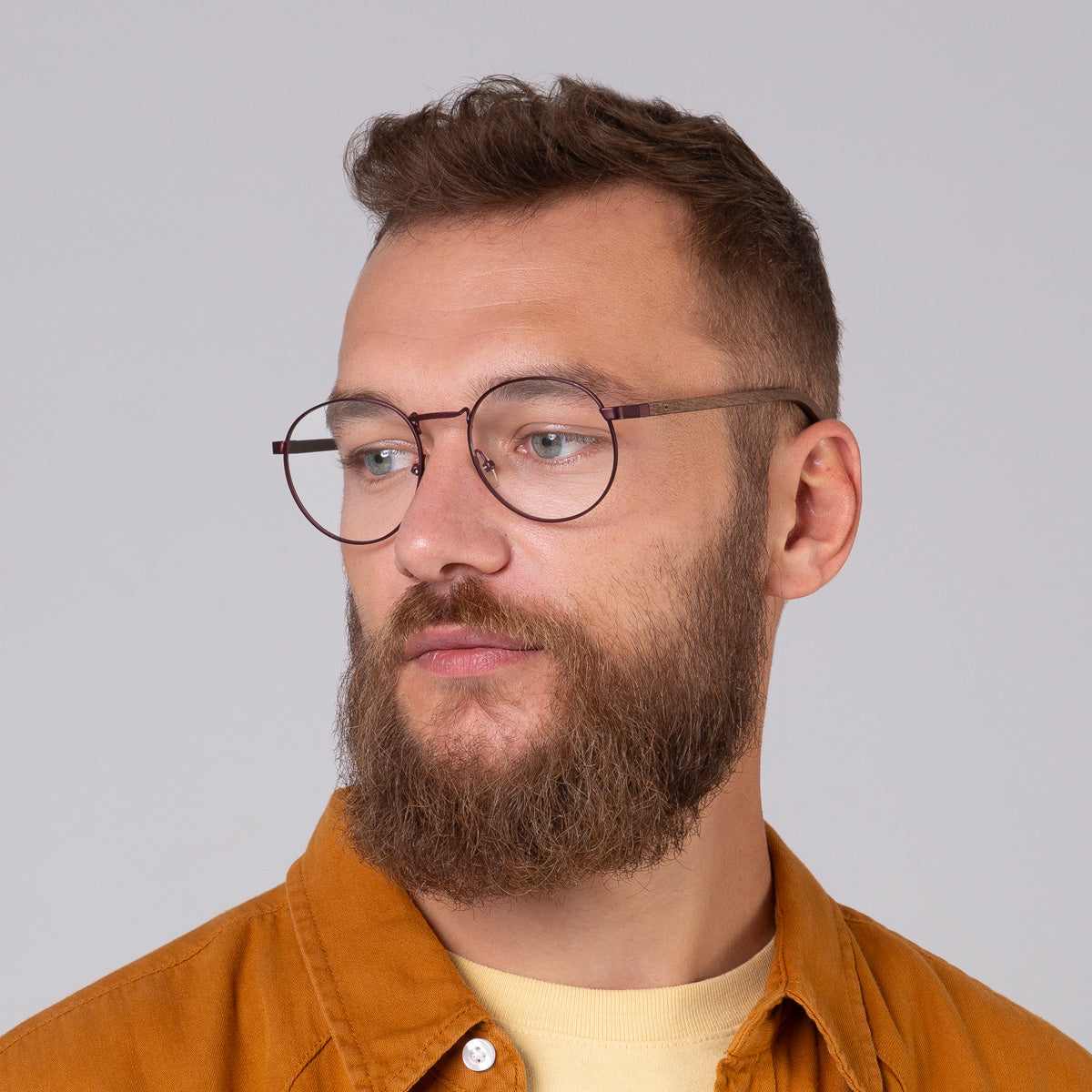 Armação de metal redondo grande vinho em modelo com rosto grande.