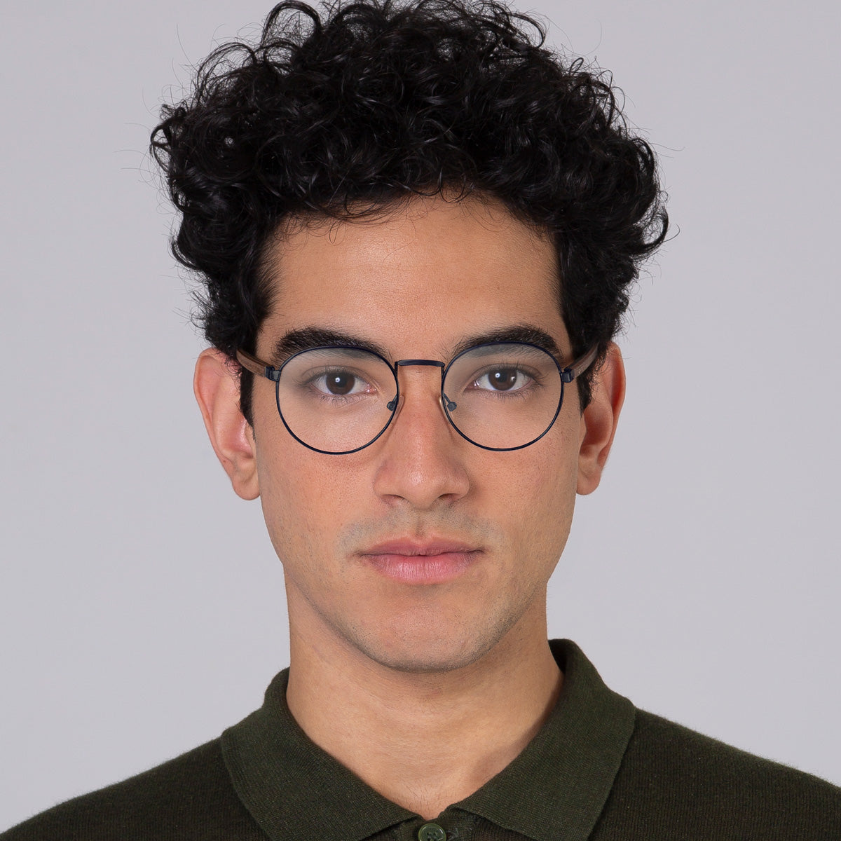 Modelo com tamanho de rosto grande usa armação redondo médio azul