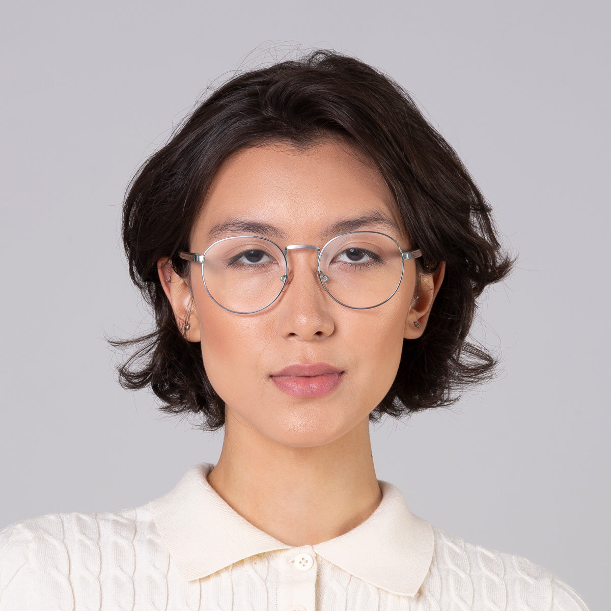 Modelo com tamanho de rosto médio usa armação redondo médio prata