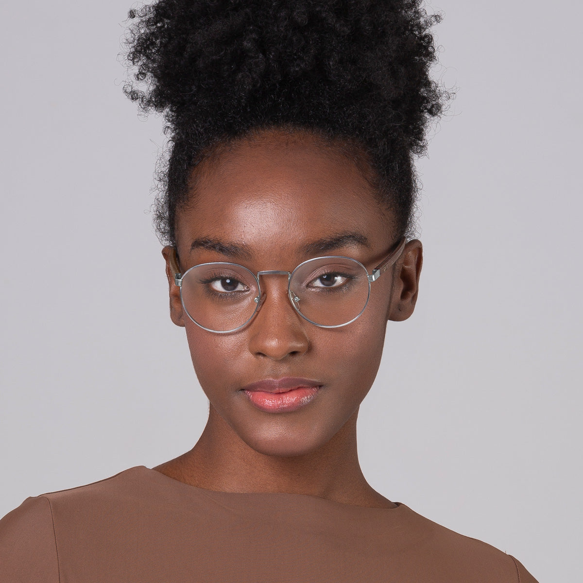 Modelo com tamanho de rosto pequeno usa armação redondo médio prata
