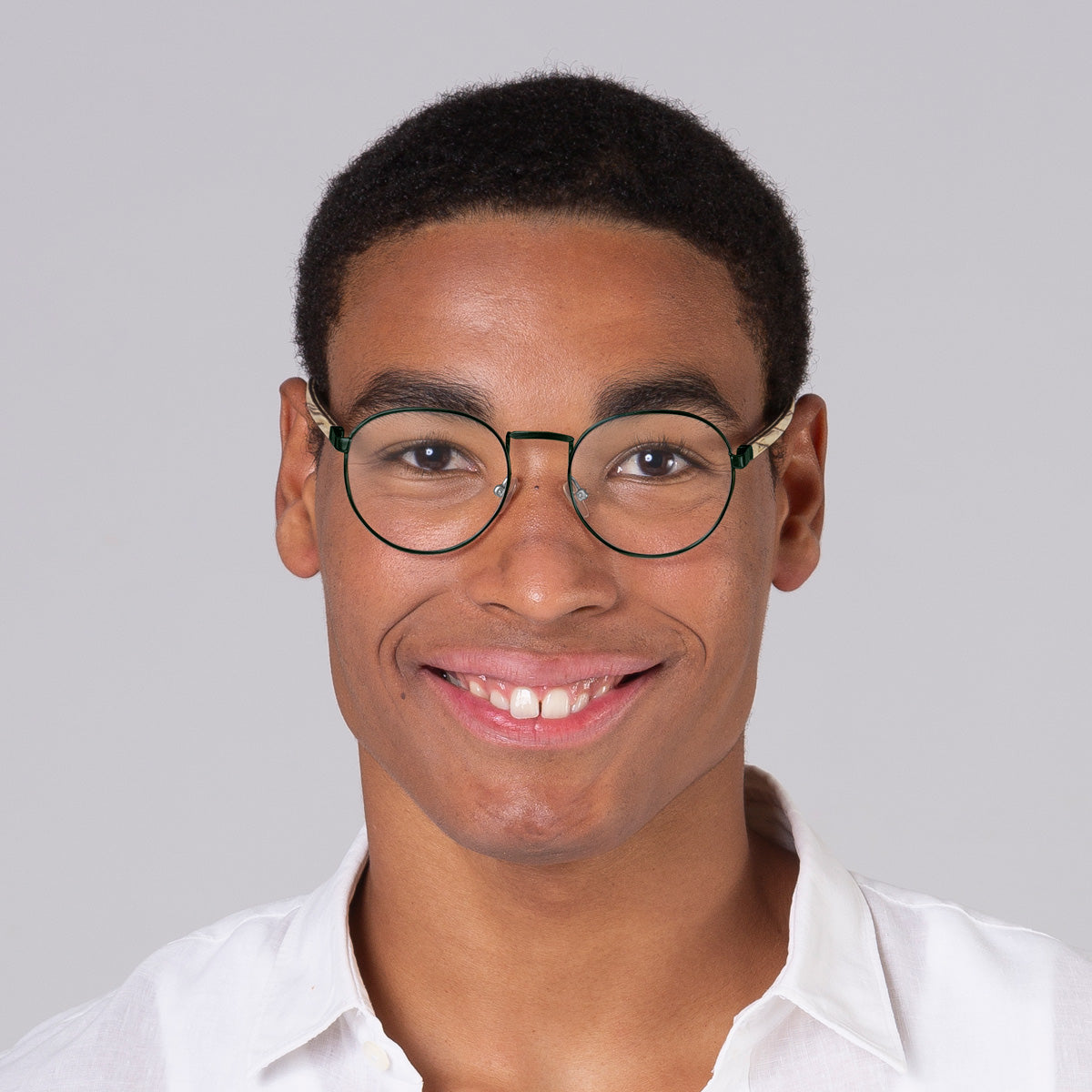 Modelo com tamanho de rosto grande usa armação redondo médio verde