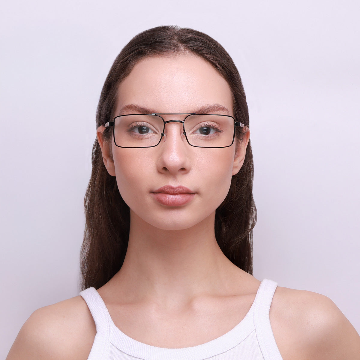 Óculos de metal retangular preto em modelo com rosto médio.