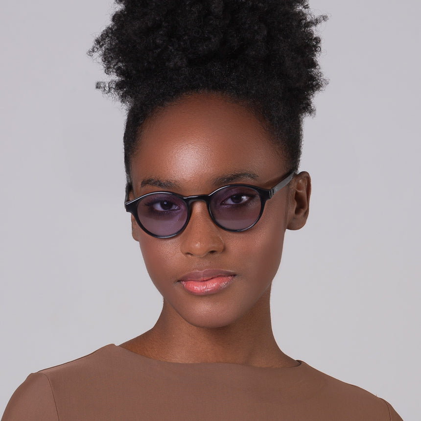 Óculos Nino Black com lente lilás em modelo com rosto pequeno.