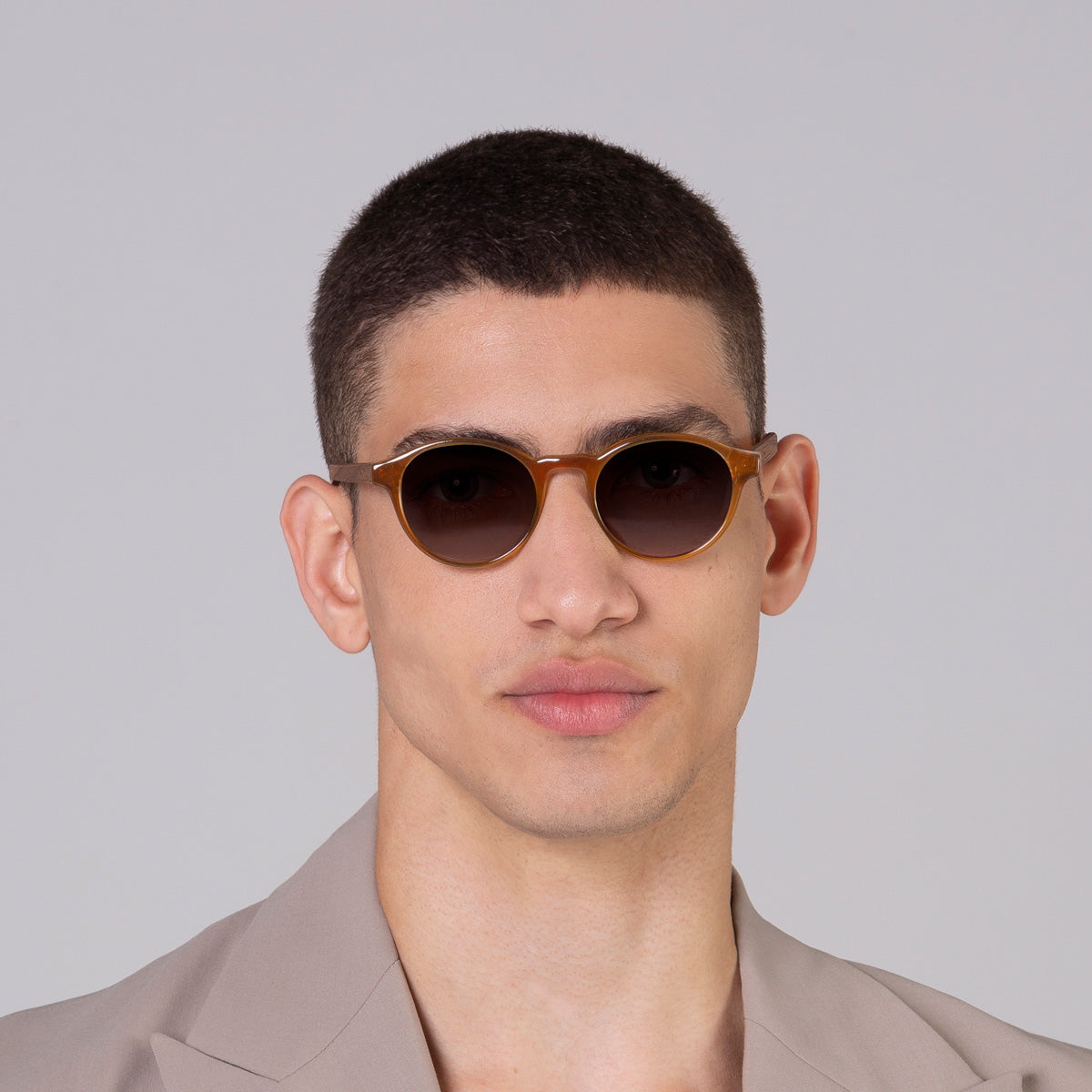 Óculos Nino Camel em modelo com rosto médio.