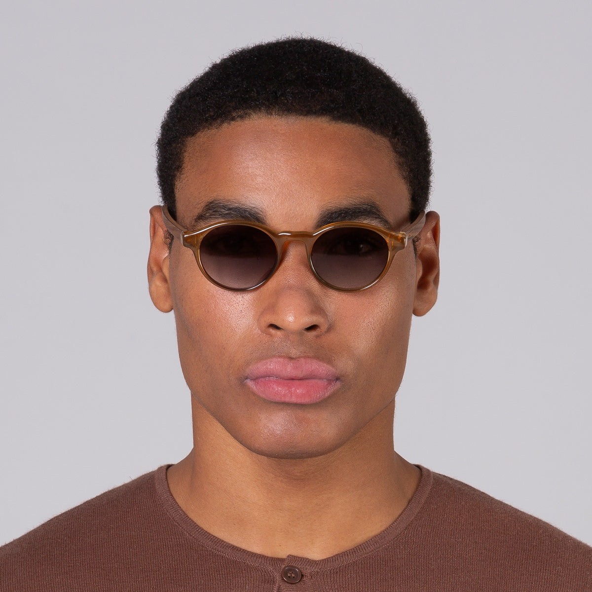 Óculos Nino Camel em modelo com rosto grande.