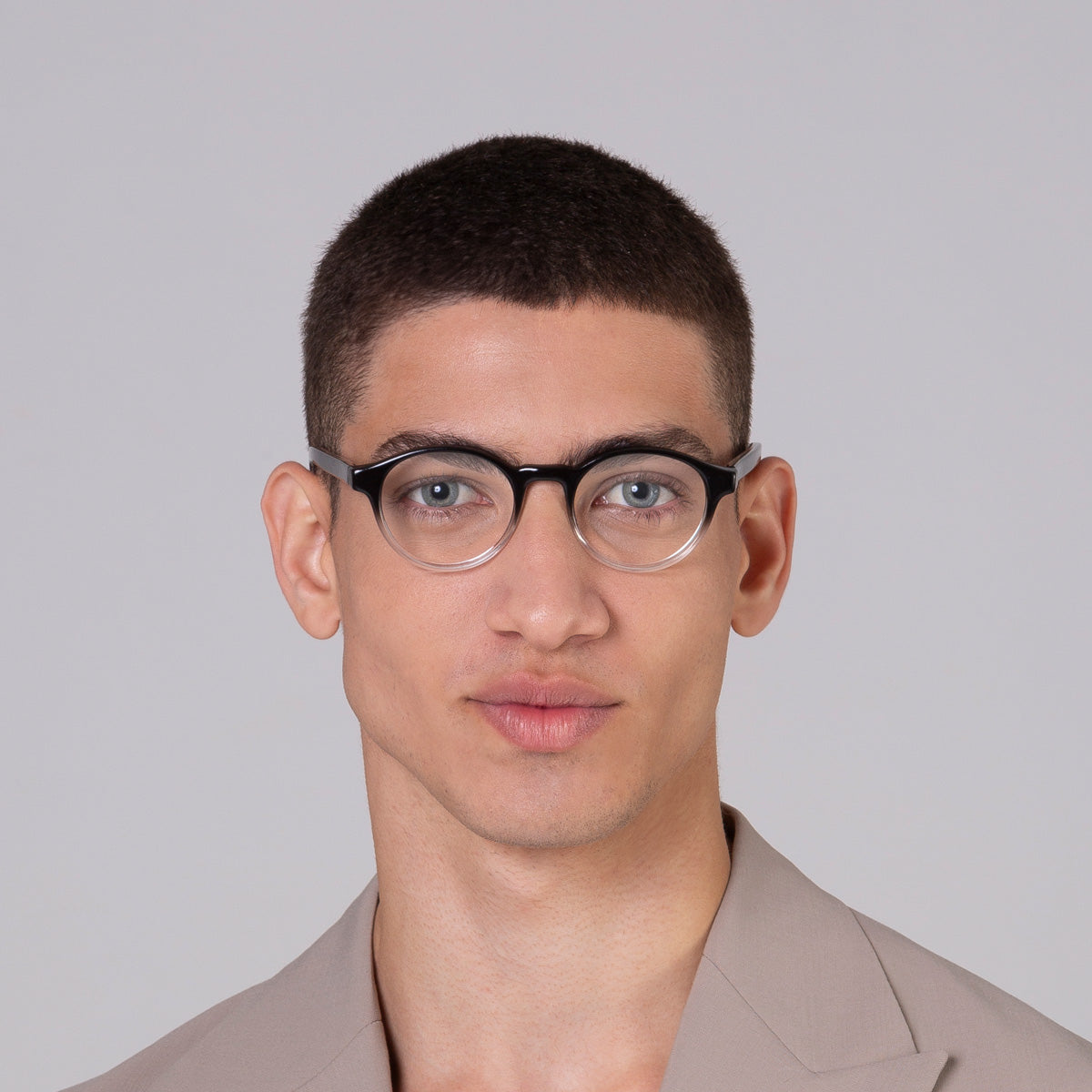 Armação Nino Black Degrade em modelo com rosto médio.