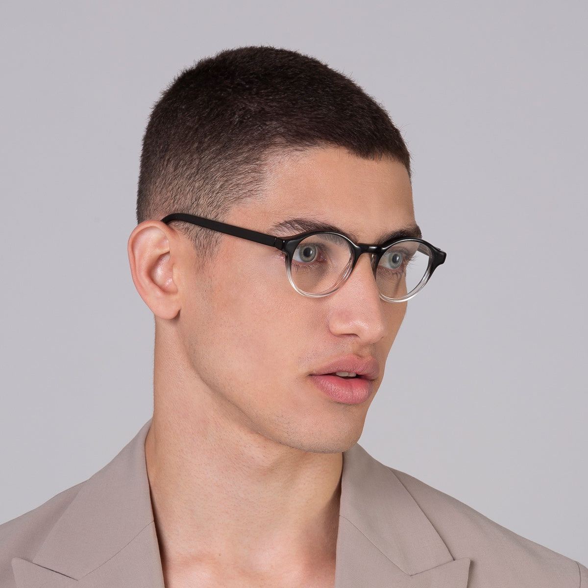 Armação Nino Black Degrade em modelo com rosto médio.